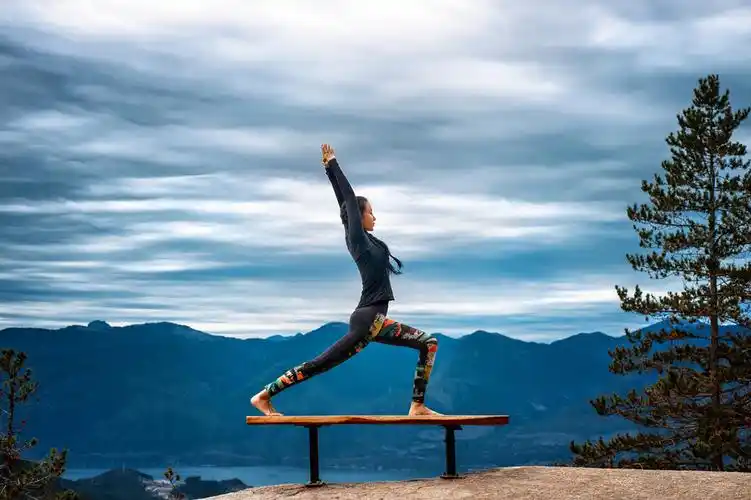 柔韧界翘楚!母其弥雅户外瑜伽展现好身姿