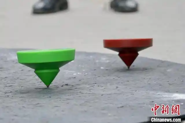 陀螺正在飞速旋转. 韦国政 摄