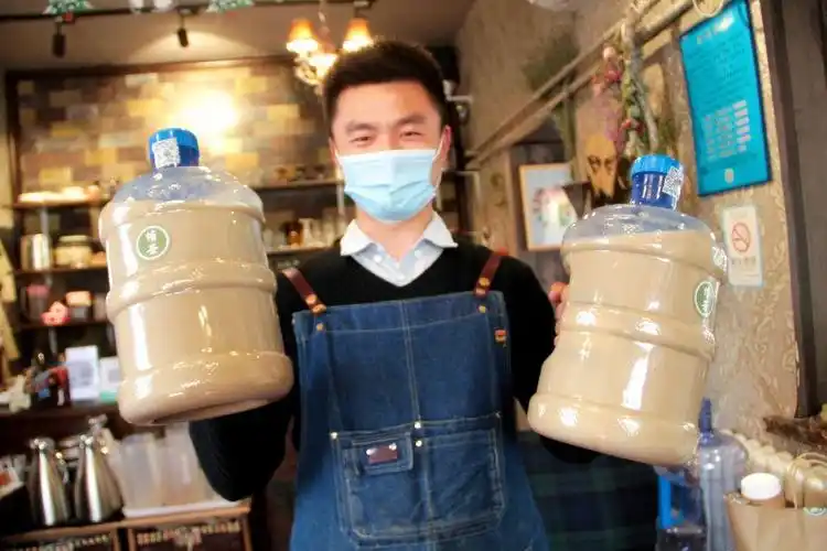 报复性消费来了吗?5升装的大桶奶茶刚上线就秒没