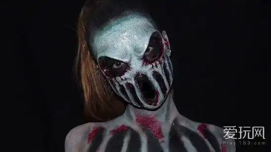 城会玩胆小者慎入国外少女恐怖妆容吓尿玩家