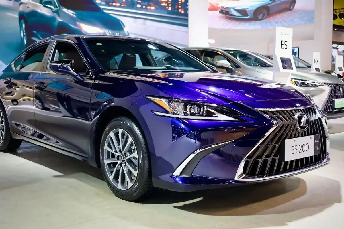 那我拿出6色es,阁下又该如何应对呢?雷克萨斯es颜色太多挑 - 抖音