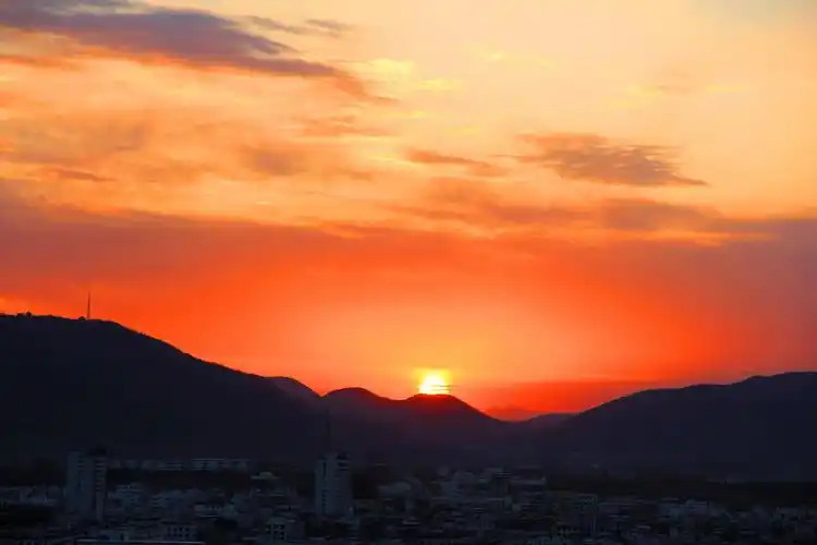 日落西山红霞飞