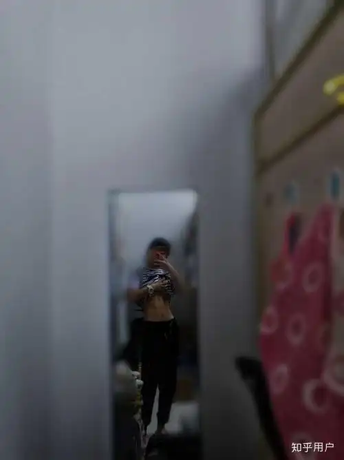 在寝室拍的～那天跳完舞回寝室意外发现竟然有六块腹肌形状