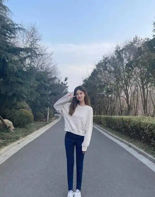 卫衣搭配紧身牛仔裤,这就是20岁女生的时尚穿搭_运动衫_场合_细节