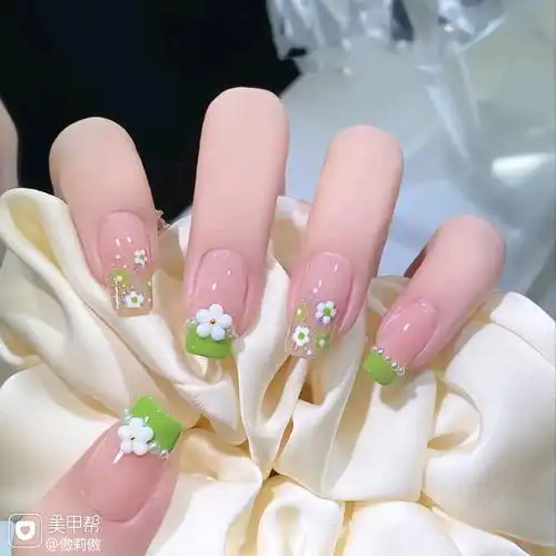 绿色花朵珍珠美甲图片