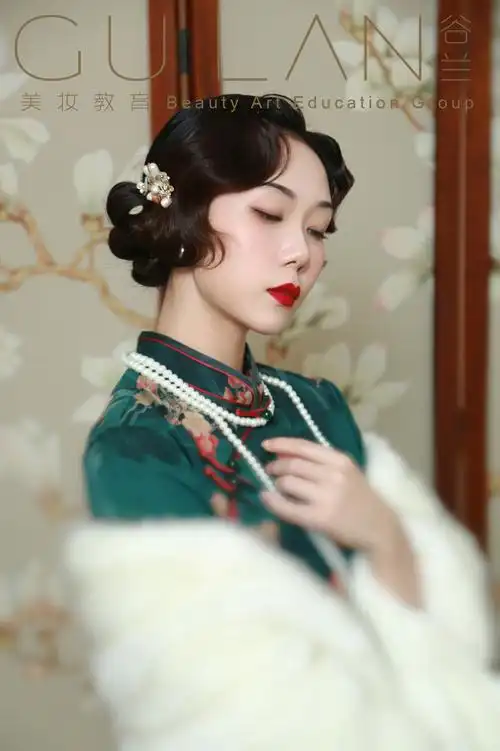 谷兰美妆教育频道的化妆造型作品《军阀夫人复古旗袍造型》