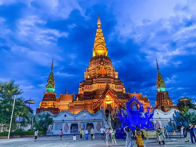 景洪大金塔占地五亩,塔身高66.6米,寓意一江连六国.