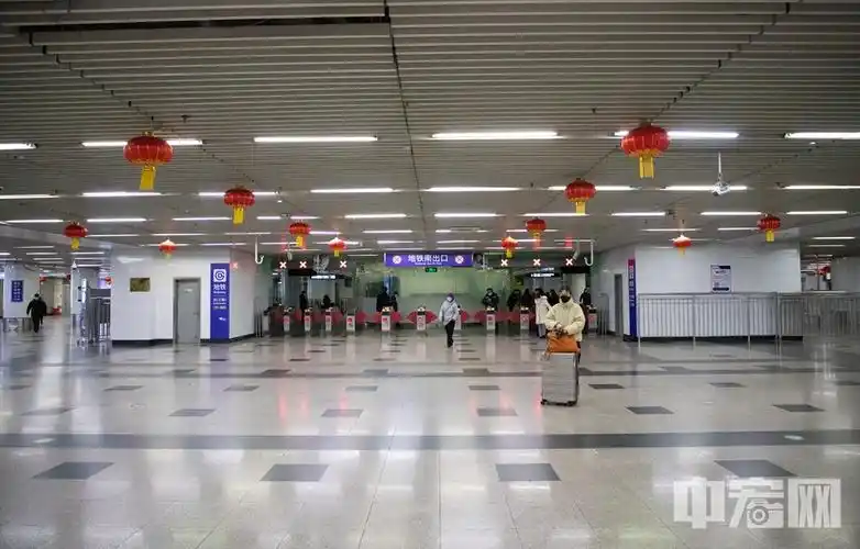 在北京西站地铁站出站口,旅客寥寥. 中宏网记者 富宇 摄