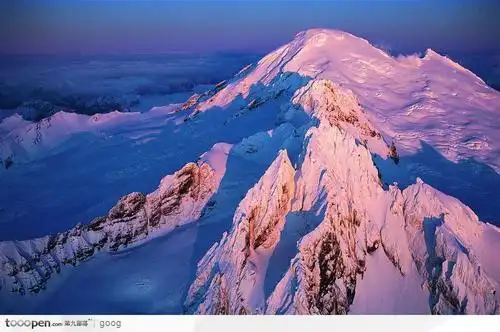 晚霞下的积雪山脉图