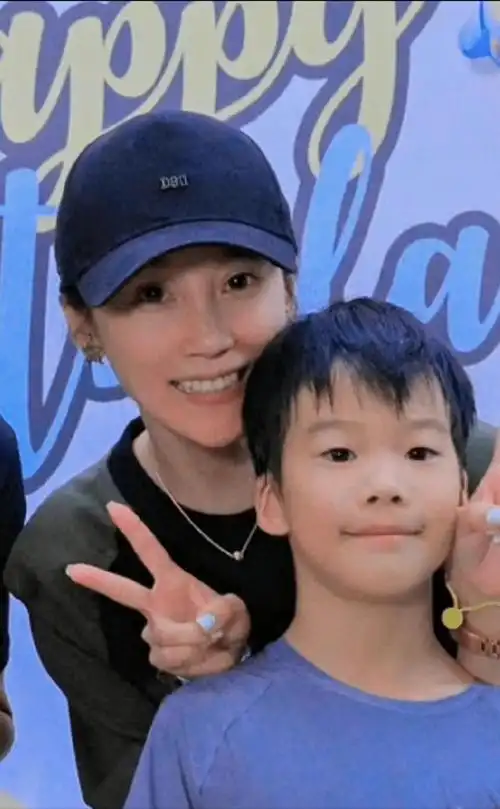 谢楠罕见分享全家福,为两个儿子庆生,吴京的"求生欲"亮了_夫妻俩_名字