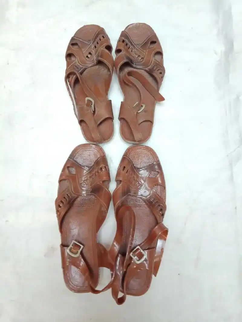 80年代的塑料凉鞋,防水防钉,洗脚随便冲,哈哈哈, - 抖音