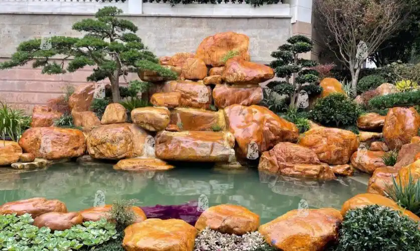 别墅庭院黄蜡石鱼池假山驳岸围边