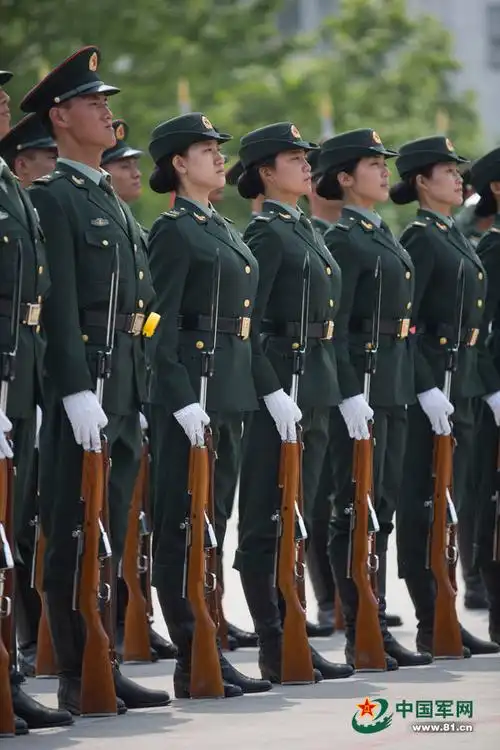 仪仗队女兵训练照