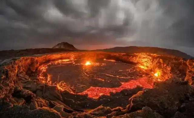 火山爆发那么可怕,如果不停向火山口灌水,能将火山浇灭吗?