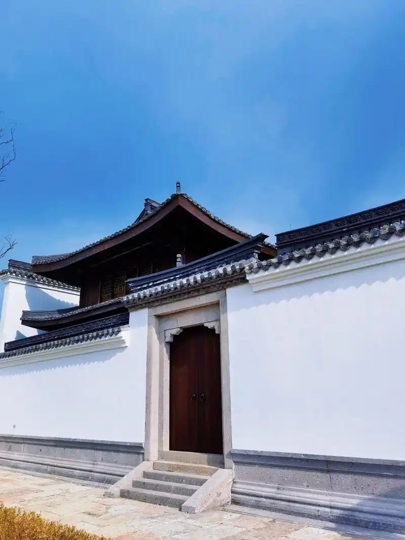 王阳明故居 王阳明故居遗址为"一轴,四进,六重"的平面格局,主要建筑由