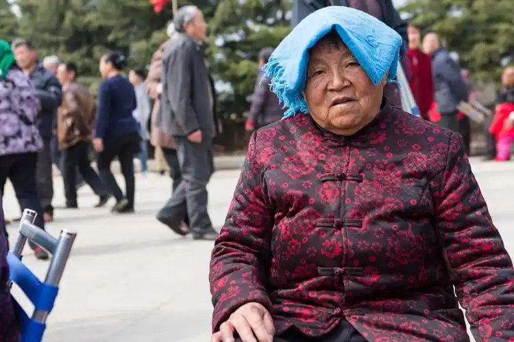 头戴毛巾的老人们