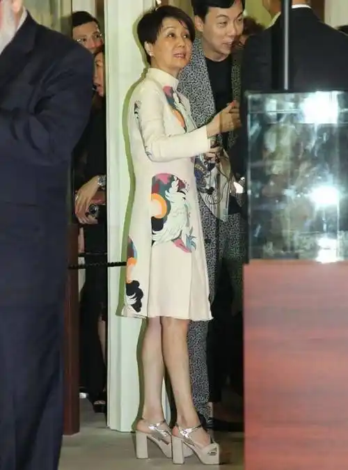 赌王四太梁安琪,身穿印花裙,佩戴翡翠项链,高贵典雅