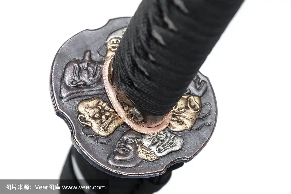 魔鬼tsuba:铜制的日本剑的护手,孤立在白色的背景下.