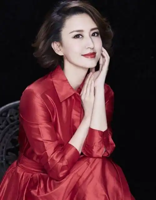 原创电视美女不一般张蕾一袭红色睡裙拍写真湿发造型撩人又时尚