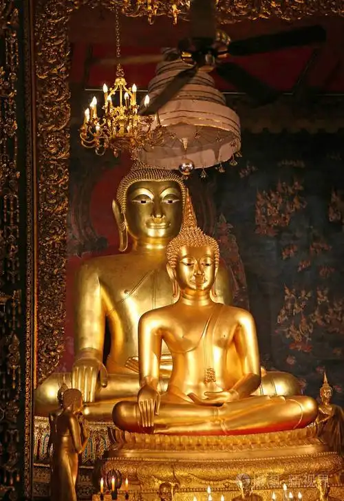 美丽的金色的佛像和泰国艺术建筑在 wat bovoranives