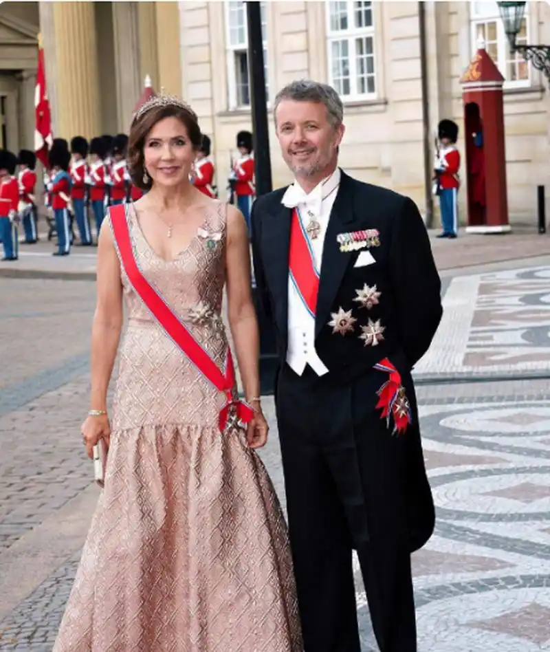 丹麦举办国宴款待挪威国王和王后,  丹麦王储和王储妃身着盛装出席,王