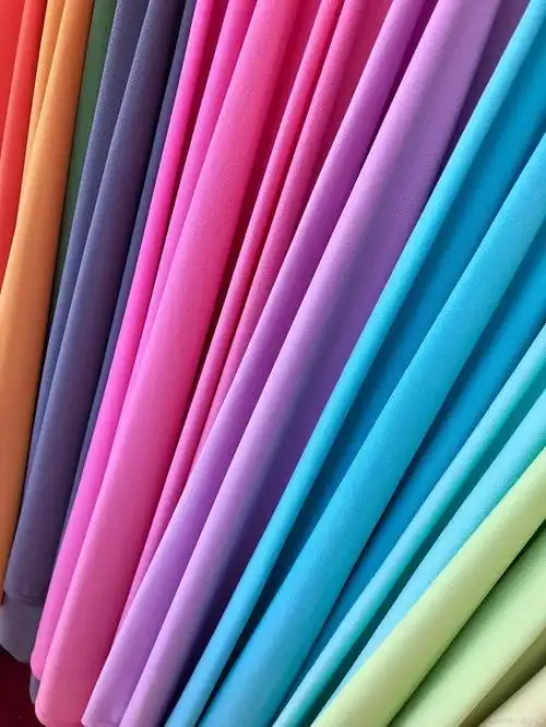 硅胶面料是近年来新兴的一种材料,它具有亮光,柔软和100%环保等产品