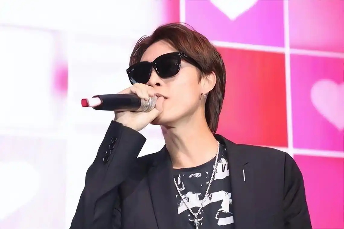 "广东雨神"卢大雨狂赚一亿后,自我膨胀出轨女徒,最终退出全网