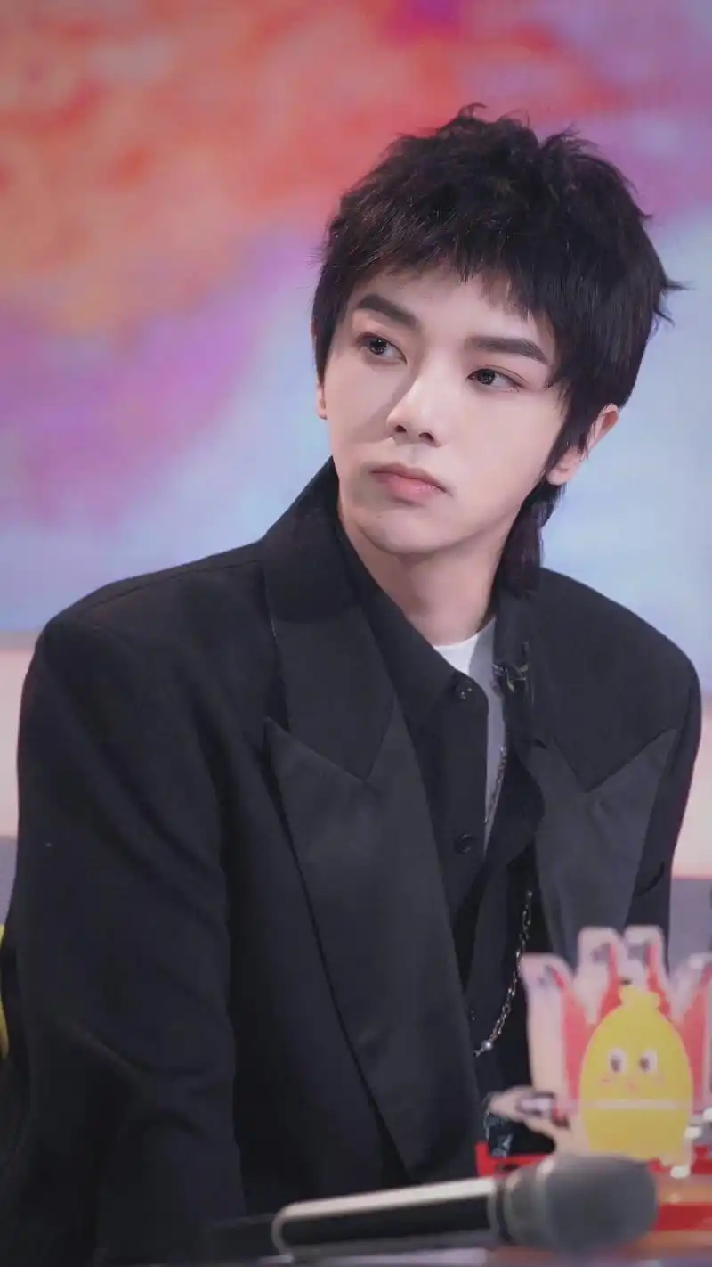 华晨宇《春天花会开》最新剧照公开 绚烂灯光下