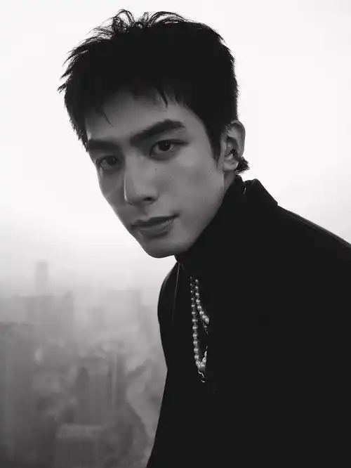 宋威龙城市暮光大片神秘高级 叠戴珍珠项链贵气十足