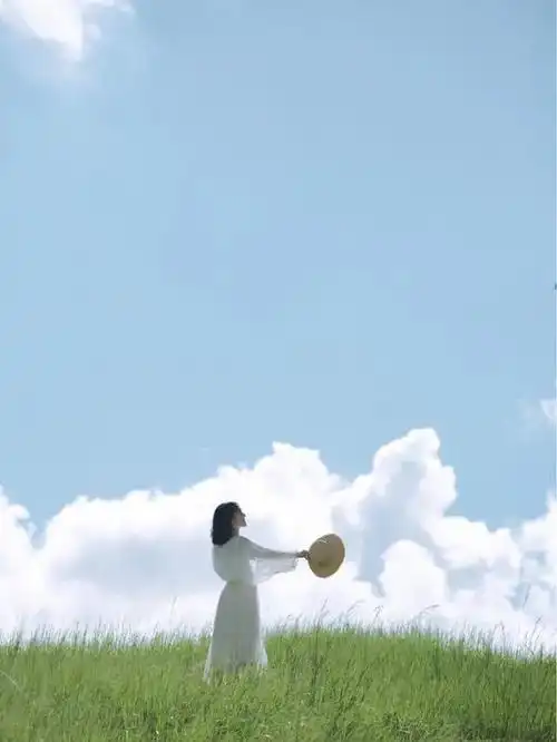 草地拍照,收藏这份拍照姿势,草地也能拍出大片感