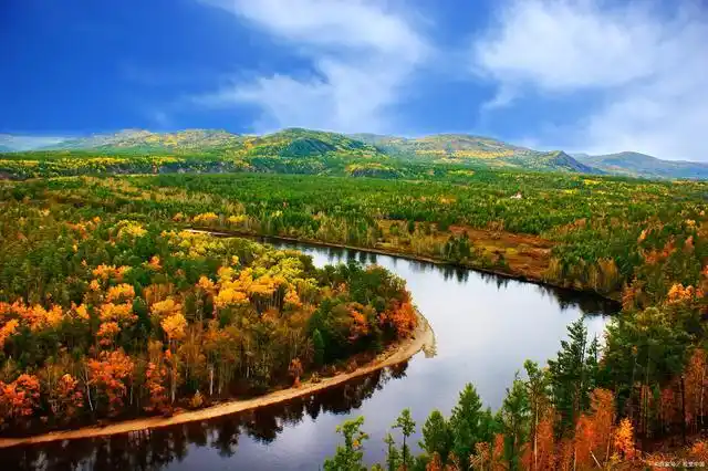 虽然内蒙古主体地貌是蒙古高原,但辽阔地域上却有复杂多样的形态,因而