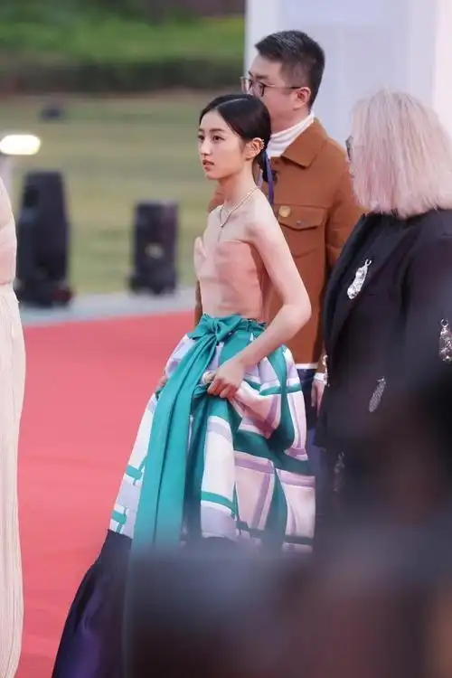 张子枫长成大姑娘了穿抹胸裙走红毯似在逃公主太惊艳了