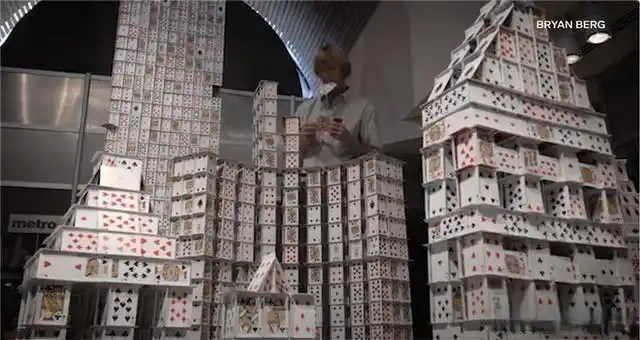 布赖恩搭建的"扑克牌建筑"能"藐视重力"地稳稳竖立,直到布赖恩认为