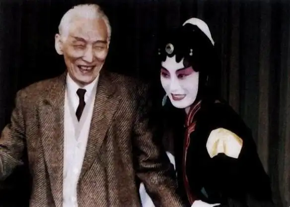 对于京剧名家张火丁的四点质疑,其实她的从艺态度很多人就达不到