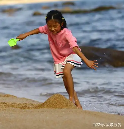 2019年2月4日,海南三亚,小朋友在海南省三亚市的海边嬉水.