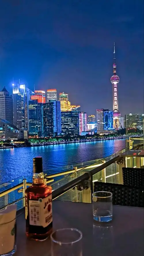上海悦榕庄酒店顶层平台喝咖啡这个角度看浦江夜景人少景美