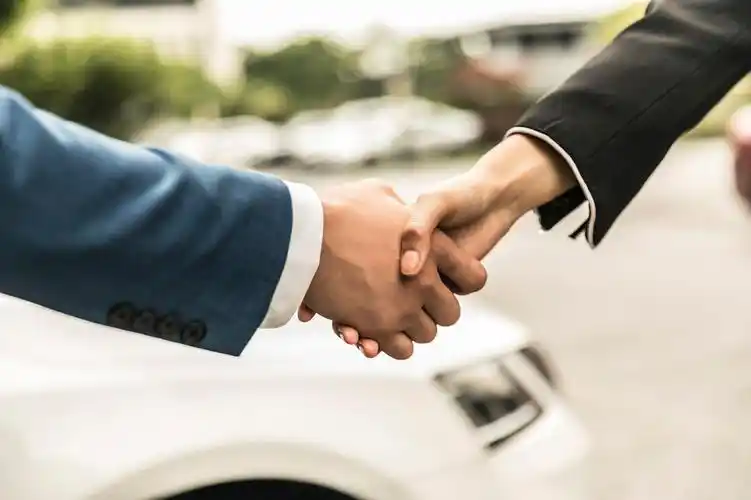 汽车销售员与顾客握手图片