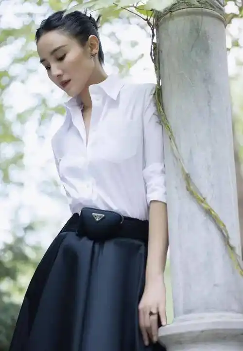 穿白衬衫的女明星们_巩俐_低调_经典