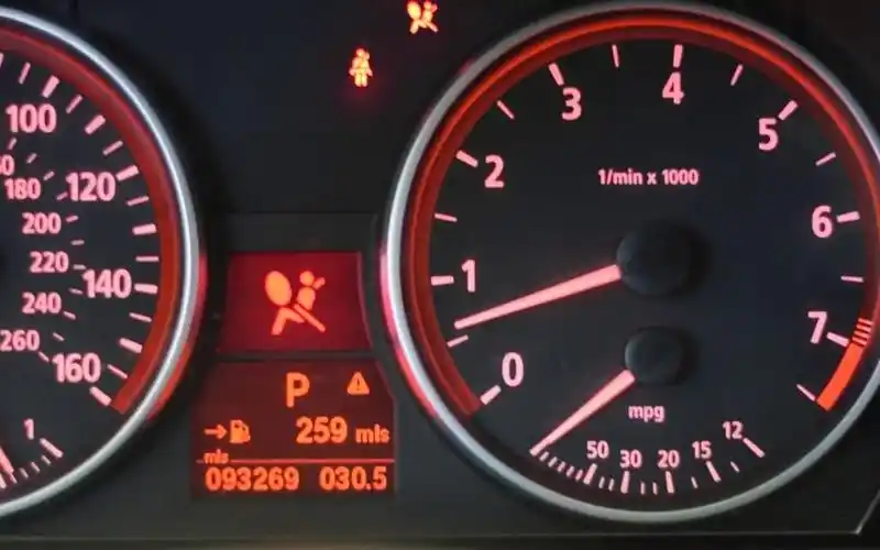 气囊灯亮了是怎么回事?可以找个电脑消掉吗?