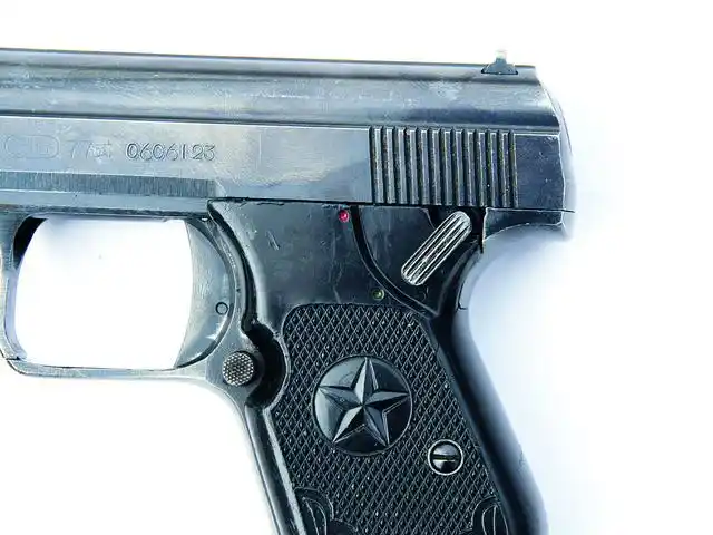 请欣赏国产77式762mm手枪的细节