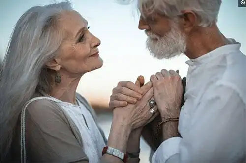 直击一对晚年夫妻的恩爱照片,他们的爱让全世界动容