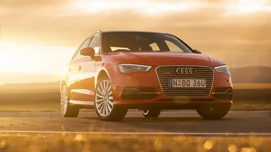 奥迪a3 sportback的e-tron的红色轿车前视图 iphone 壁纸