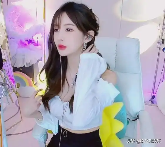 王羽杉自曝卖写真赚疯了,数钱数到手抽筋,只需抬