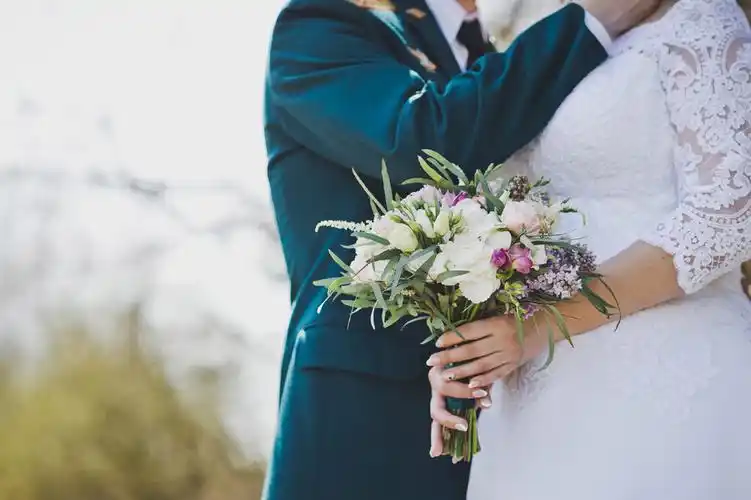 久别重逢的温柔拥抱…… i>军 /i> i>人 /i>拥抱他的新娘8832.