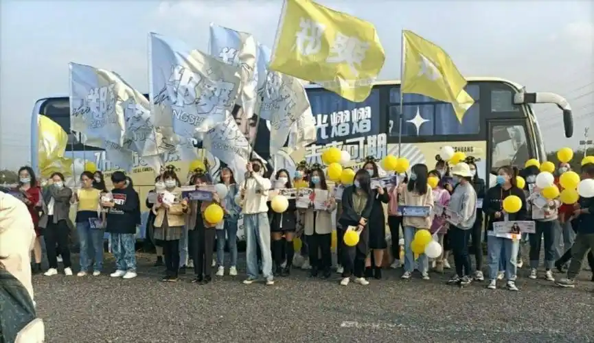 热巴郑爽参加晚会2家粉丝应援排面大比拼最pick哪位女星