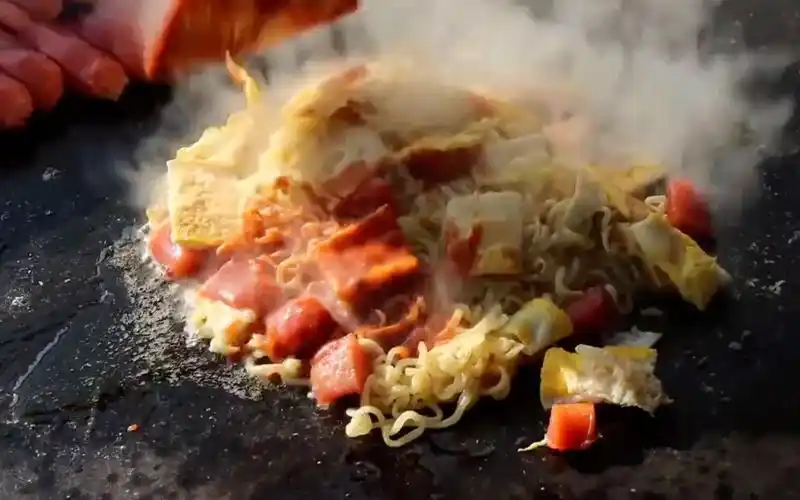 看饿了!东北大哥自创铁板烧方便面,灵感来自烤冷面