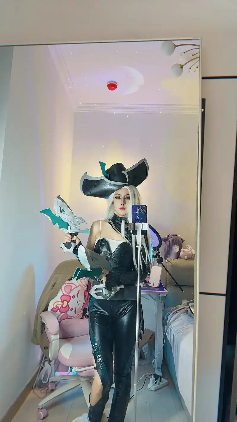 御姐萌妹,来回切换#破败军团厄运小姐 #女枪cos - 抖音