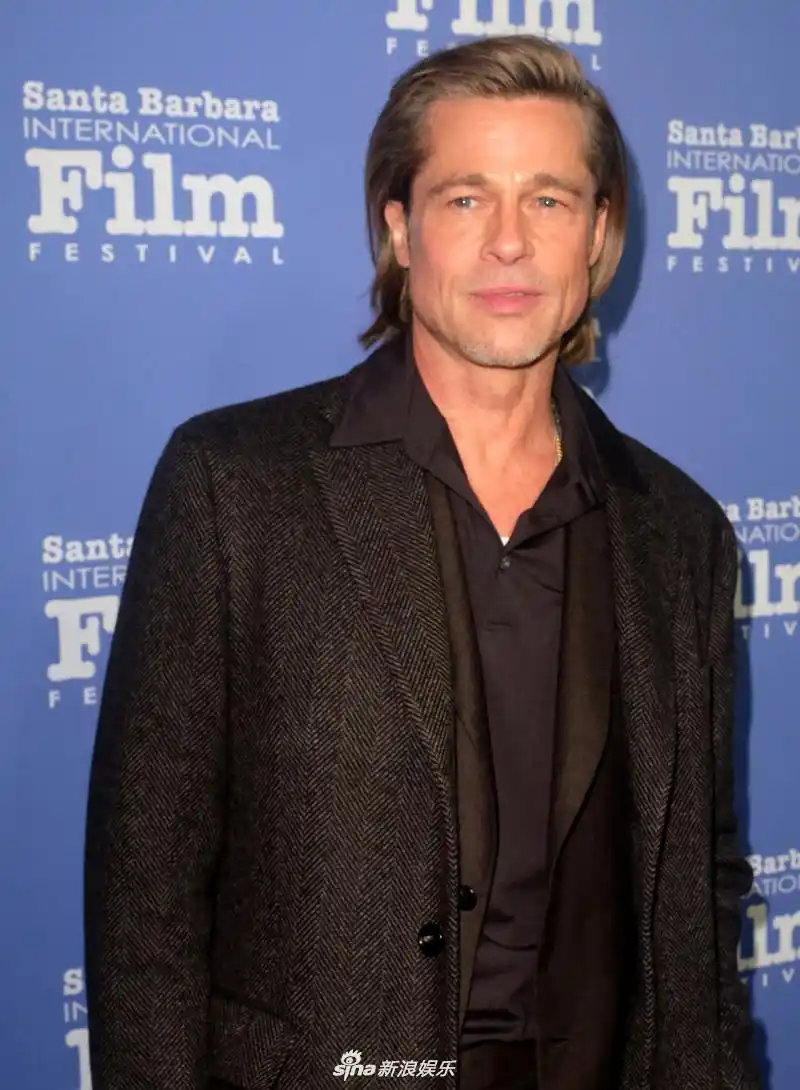 组图:帅回颜值巅峰!皮特荣获马丁现代大师奖 梳背头迷人而不羁