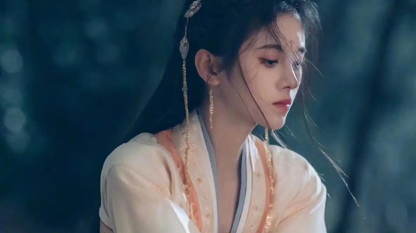 鞠婧祎与炎亚纶合作的《如意芳霏》,《芸汐传》等古装剧已经下架