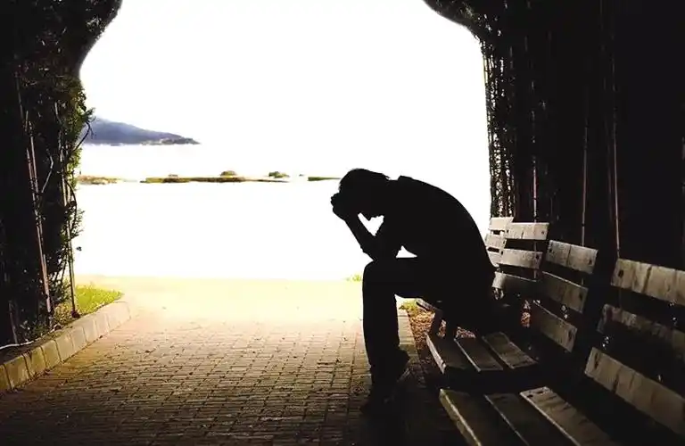 面对一些艰难的事实和残酷的现实,我们会产生悲伤,愤怒,沮丧,伤心等